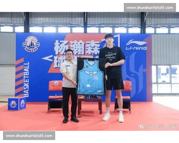 杨瀚森开拓者首日：拥抱阿夫迪亚，笑谈汉堡，16 号球衣开启新章