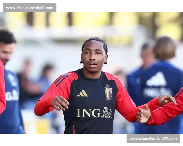 英超三巨头竞逐里昂天才边锋福法纳，转会费或破 5000 万欧