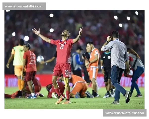 争议判罚引热议!世界杯赛场,裁判的哨声影响比赛走向!